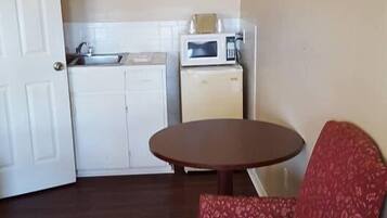 Classic Suite, 1 Bedroom, Non Smoking, Kitchen | Room amenity