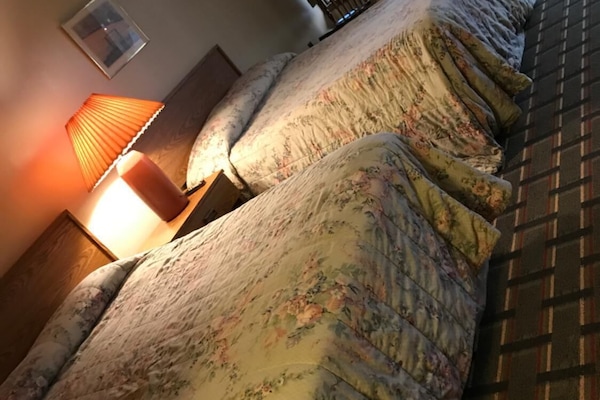 Premium bedding, desk, WiFi (free)