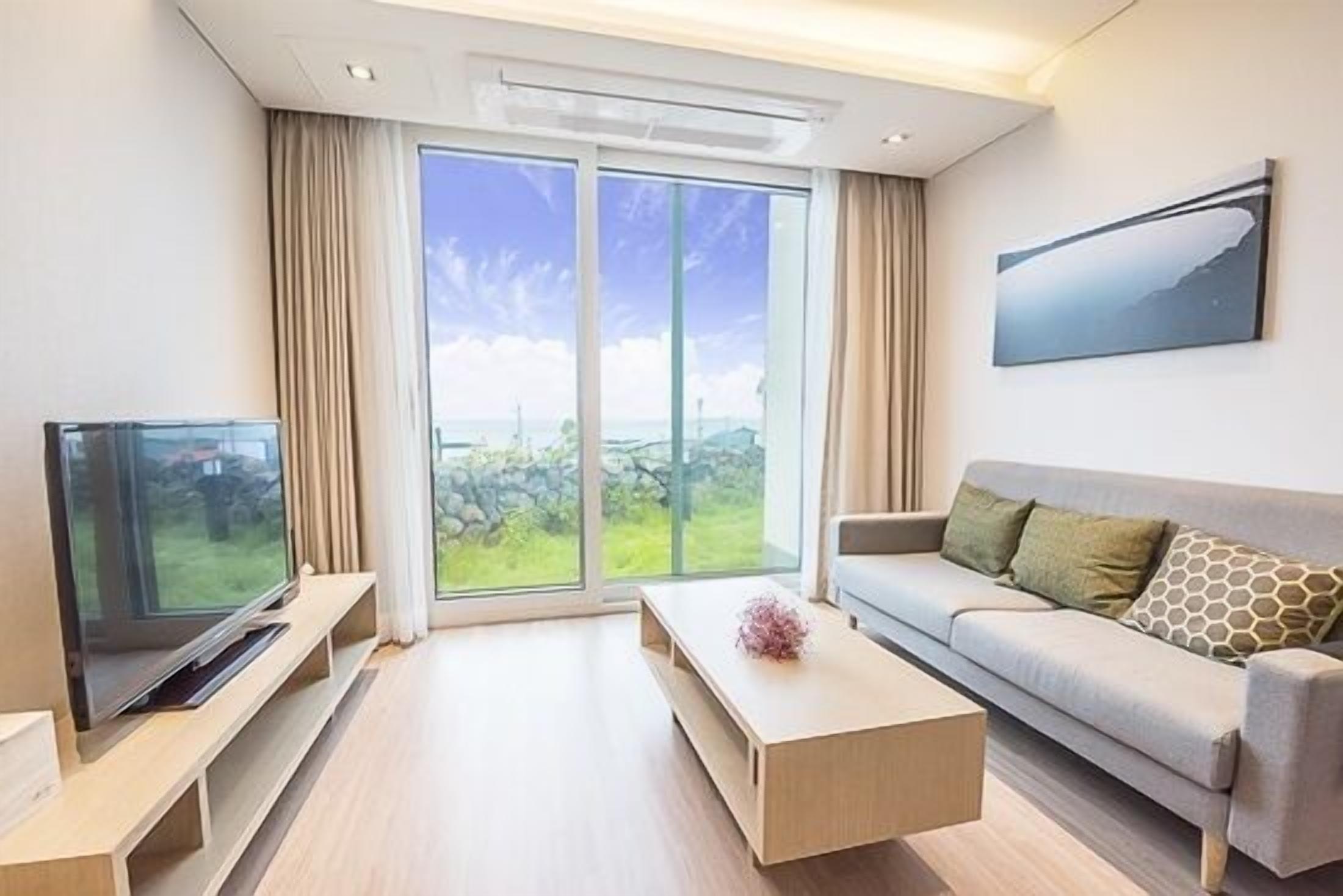 Standard-Villa | Wohnzimmer | 42-Zoll-Flachbildfernseher mit Kabelempfang, Fernseher, Pay-TV