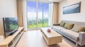 Villa Standard | Salle de séjour | Téléviseur à écran plat de 42 po avec télévision par câble, téléviseur