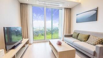 Standard-Villa | Wohnzimmer | 42-Zoll-Flachbildfernseher mit Kabelempfang, Fernseher, Pay-TV