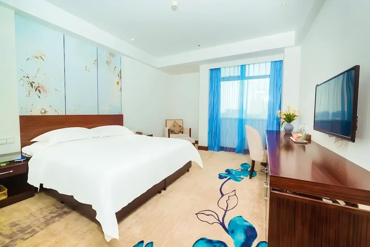 Minibar, caja fuerte, escritorio y cortinas opacas