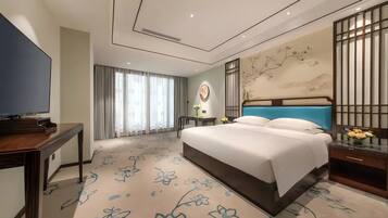 Executive Suite King Size Bed | Minibar, in-room safe, desk, blackout drapes