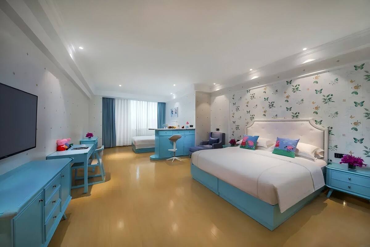 ห้องแฟมิลี่ | มินิบาร์, ตู้นิรภัยในห้องพัก, โต๊ะทำงาน, ผ้าม่านกันแสง