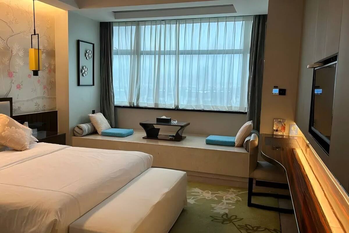 ห้องดับเบิล (Warmed) | มินิบาร์, ตู้นิรภัยในห้องพัก, โต๊ะทำงาน, ผ้าม่านกันแสง