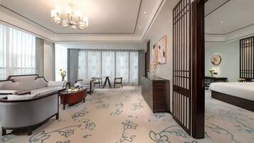 Executive Suite King Size Bed | Minibar, in-room safe, desk, blackout drapes