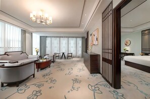 Executive Suite King Size Bed | Minibar, in-room safe, desk, blackout drapes