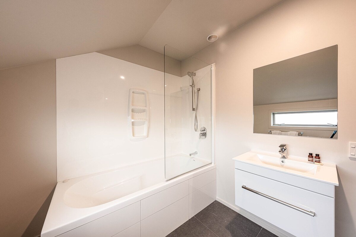 Apartament de luxe, banyera d'hidromassatge | Bany | Banyera i dutxa independents i articles de tocador gratuïts 