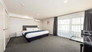 Ein Hotelzimmer mit einem Bett, einem Schreibtisch und einem Stuhl.