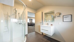 Premium-Apartment, 2 Schlafzimmer | Badezimmer | Kostenlose Toilettenartikel, Haartrockner, Handtücher, Shampoo