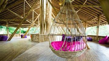 Petit déjeuner, déjeuner et dîner servis sur place