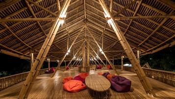 Petit déjeuner, déjeuner et dîner servis sur place