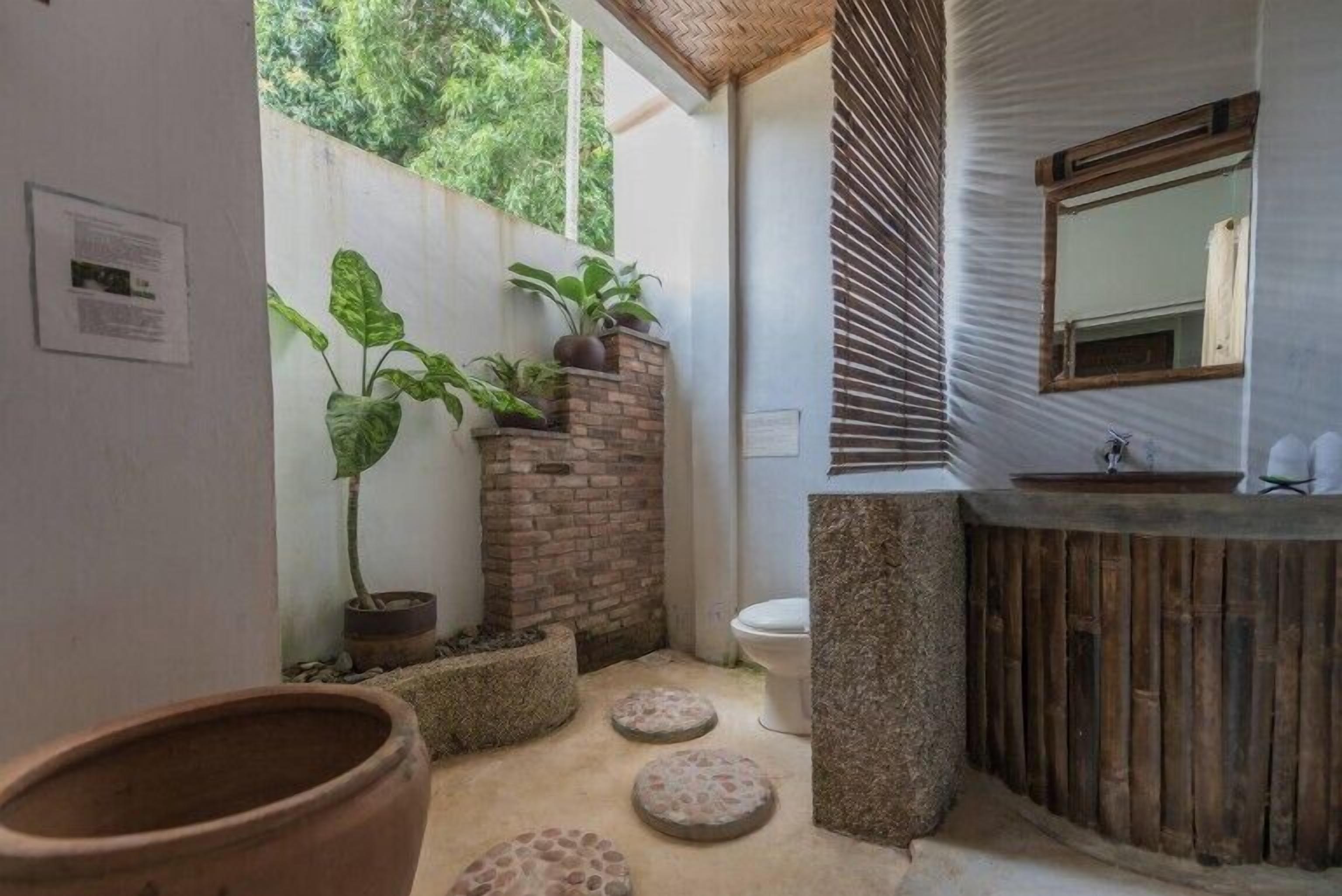 deluxe room | bathroom | shower, free toiletries, towels