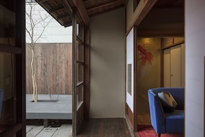 Traditional House, 3 Bedrooms, Kitchen, Garden View | Interior detail