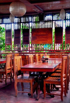 Sarapan, makan tengah hari dan makan malam dihidangkan 