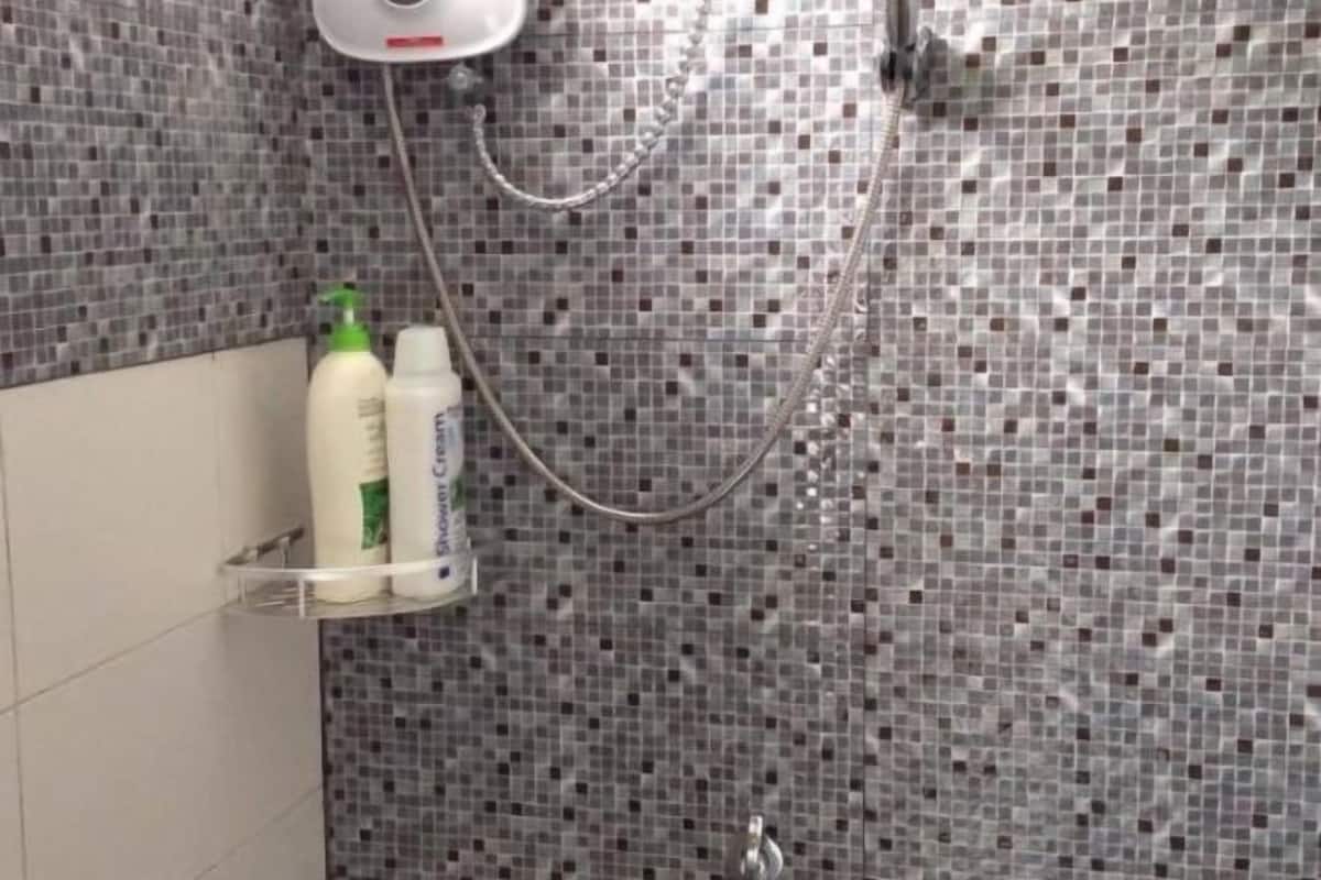 Shower, rainfall showerhead, free toiletries, hair dryer