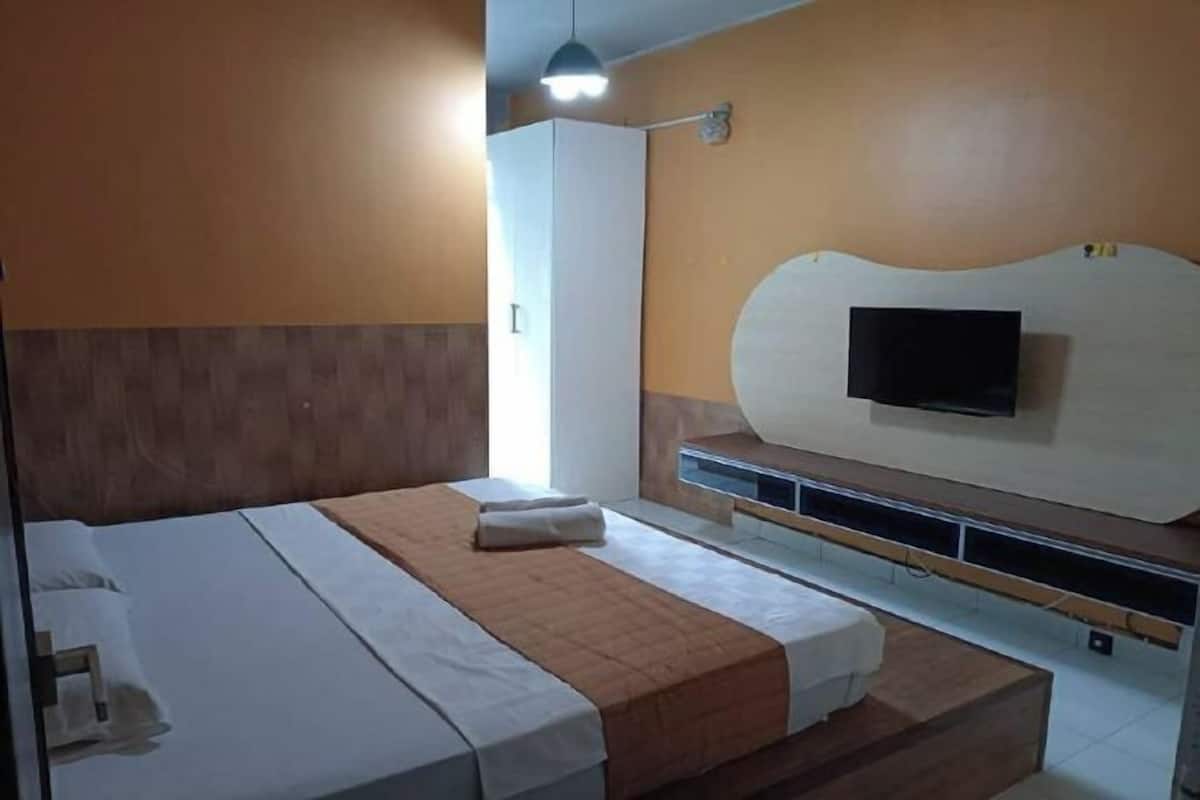 Tabla de planchar con plancha, wifi gratis y ropa de cama