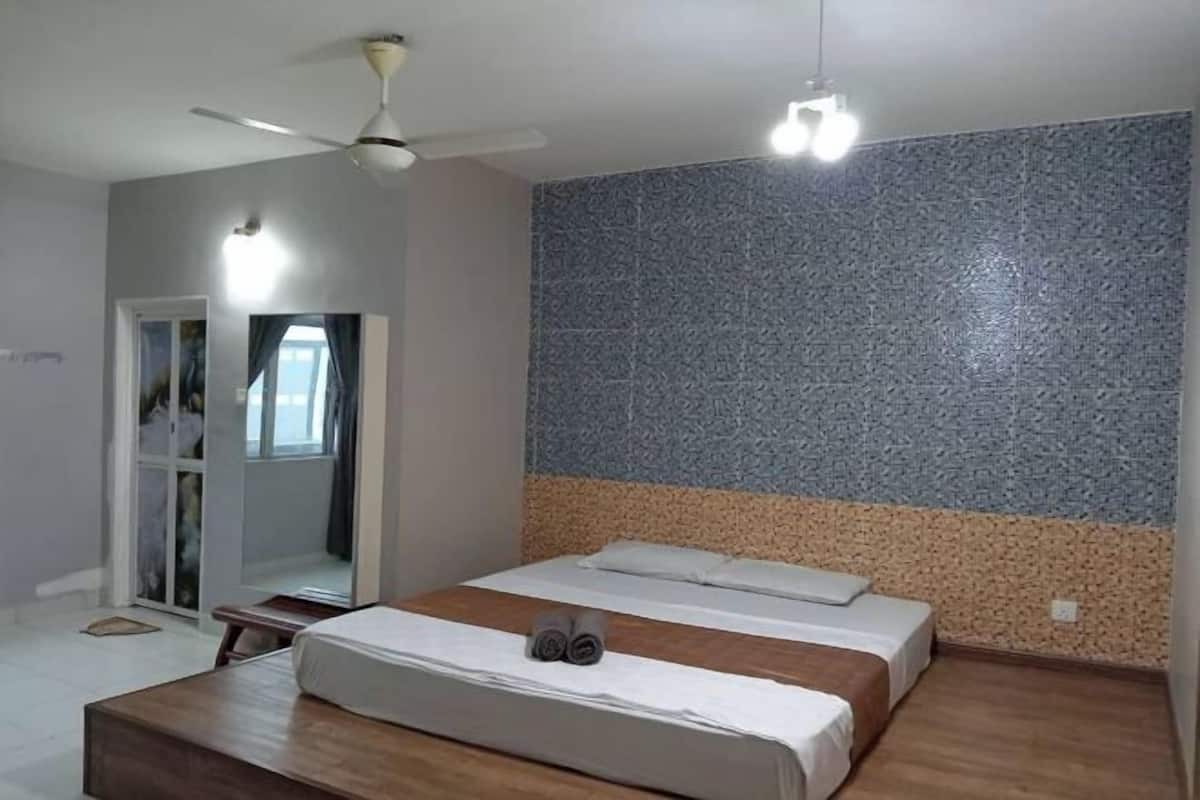 Tabla de planchar con plancha, wifi gratis y ropa de cama