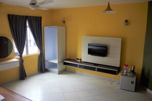 Premier Double or Twin Room | Seterika/papan seterika, Wi-fi percuma, cadar katil 