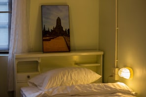 Individually decorated, individually furnished, blackout curtains - Baan Gaysorn Hostel (Bangkok)