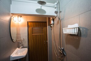 Triple Room, Shared Bathroom | Salle de bain | Douche, douche cascade, articles de toilette (gratuits)