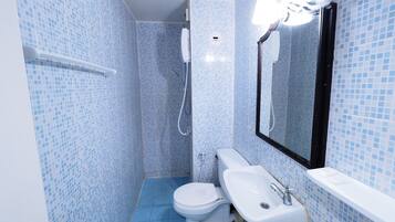 Camera tripla | Bagno | Doccia, set di cortesia gratuito, asciugacapelli, asciugamani