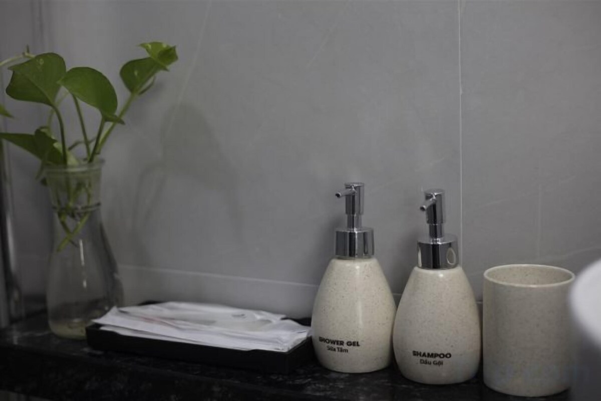 Douche, pomme de douche hydromassante, articles de toilette griffés