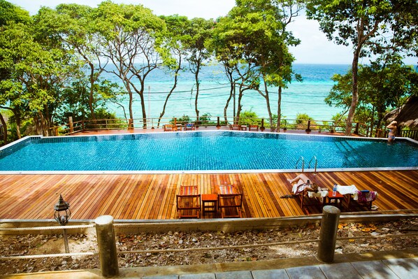 Outdoor pool, sun loungers - Phi Phi Phu Chalet Resort (Ko Phi Phi)