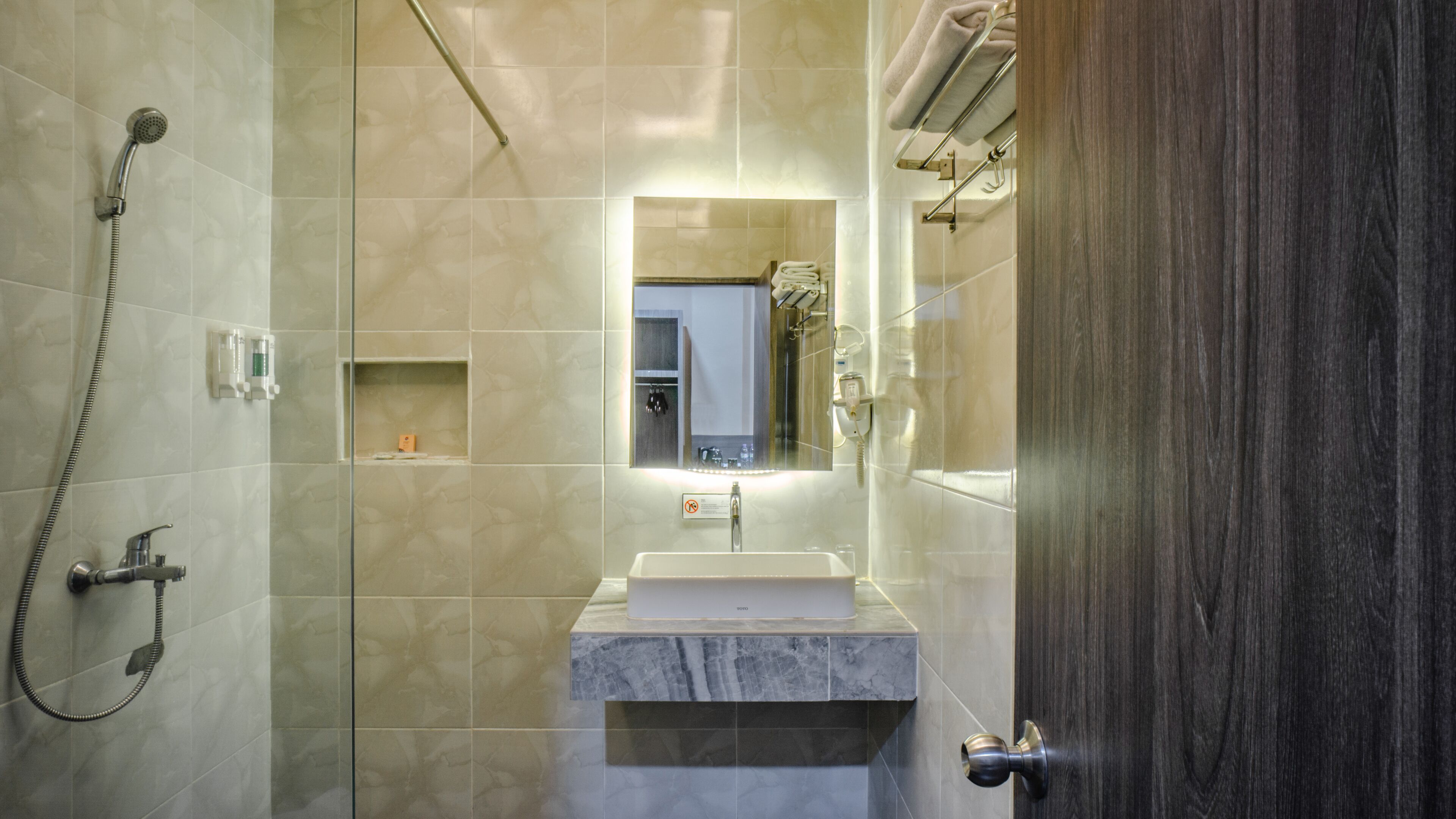 basic double or twin room | bathroom | shower, free toiletries, hair dryer, slippers