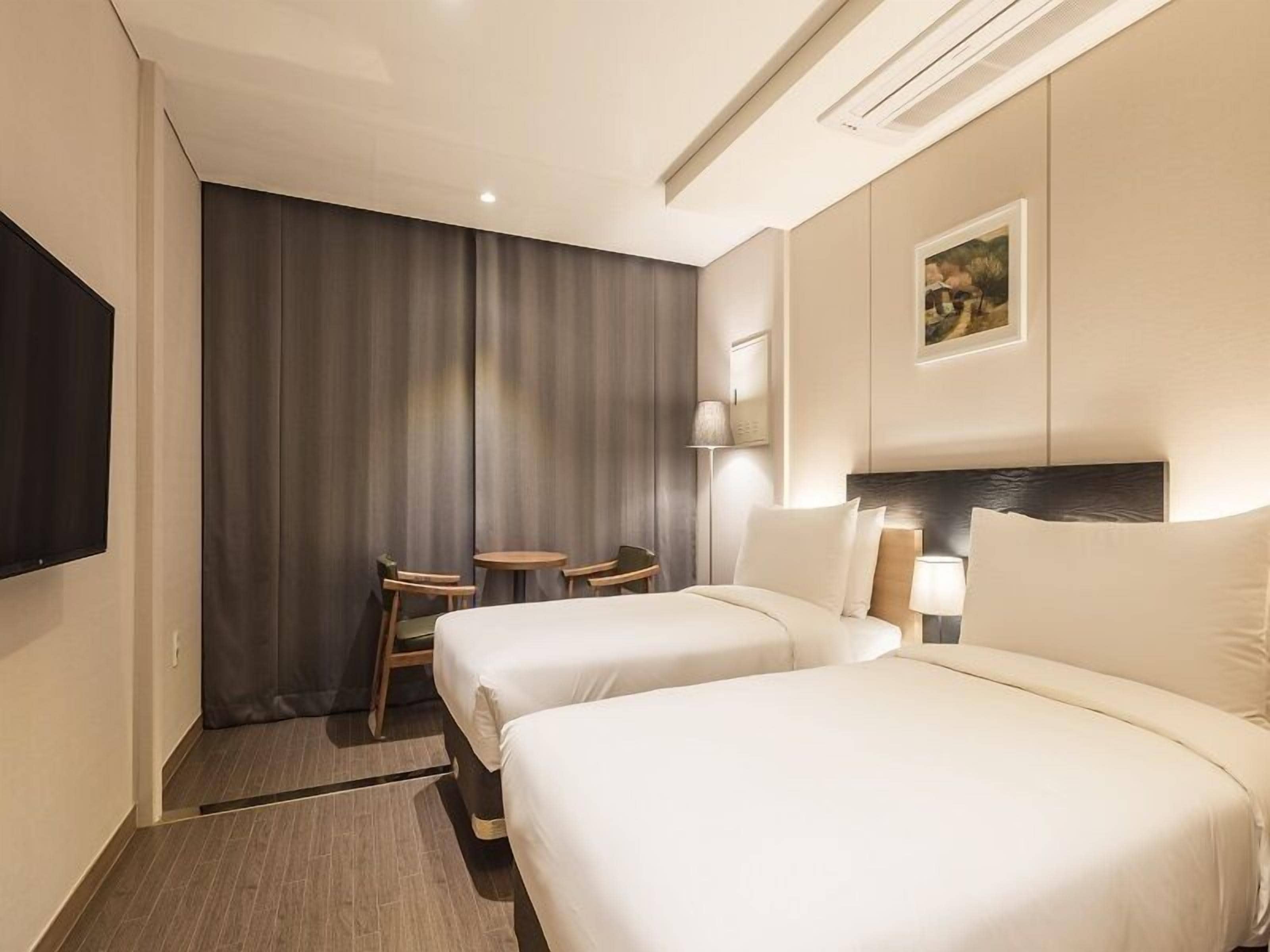 standard twin room | 1 bedroom, premium bedding, in-room safe, desk