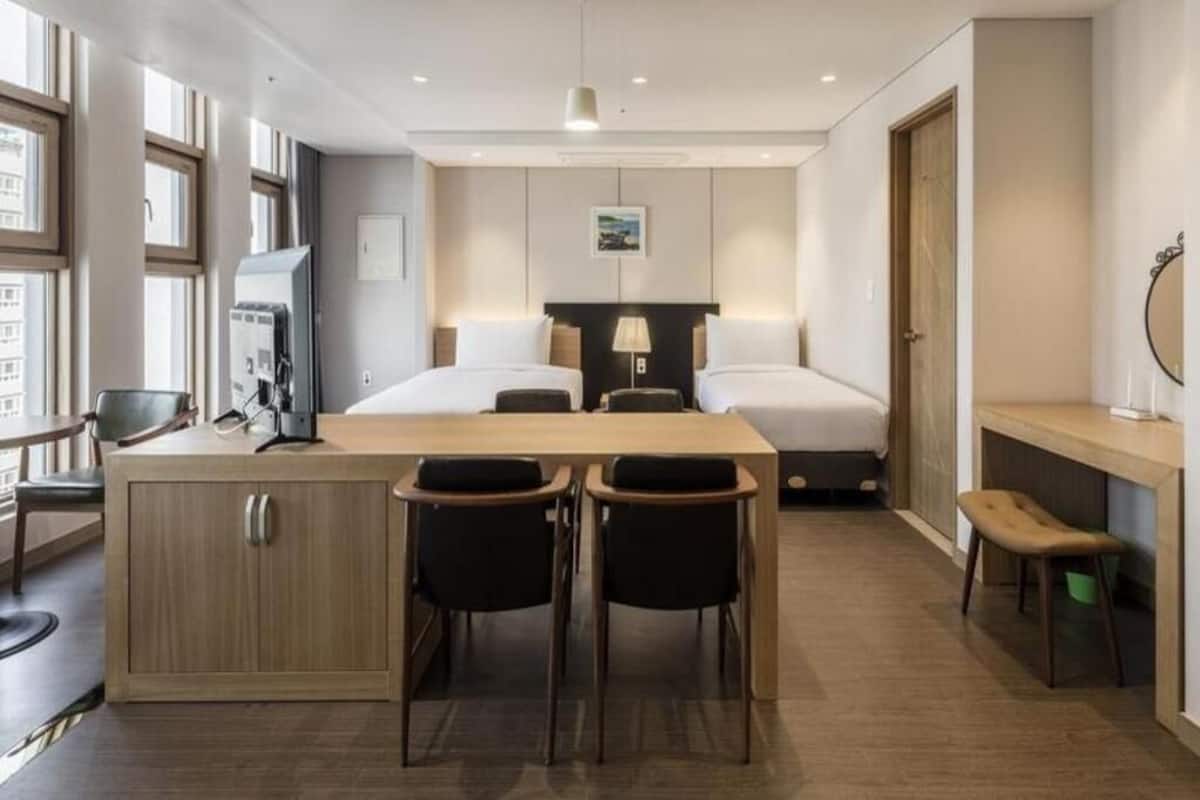 Sengetøy av topp kvalitet, safe på rommet og skrivebord