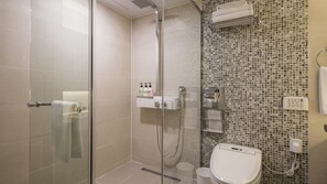 Shower, hair dryer, slippers, bidet - The First Stay Hotel (Seoul)