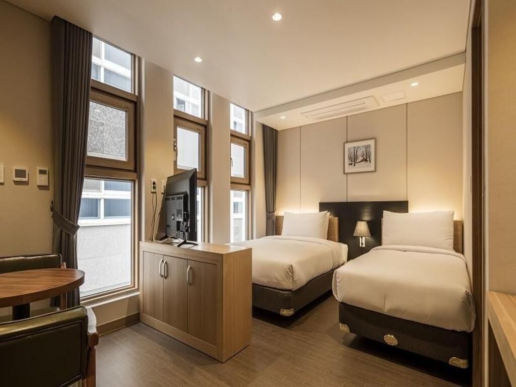 Hochwertige Bettwaren, Zimmersafe, Schreibtisch