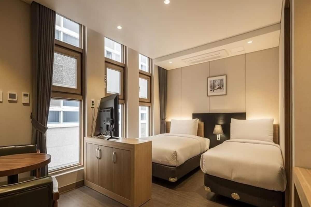 Hochwertige Bettwaren, Zimmersafe, Schreibtisch