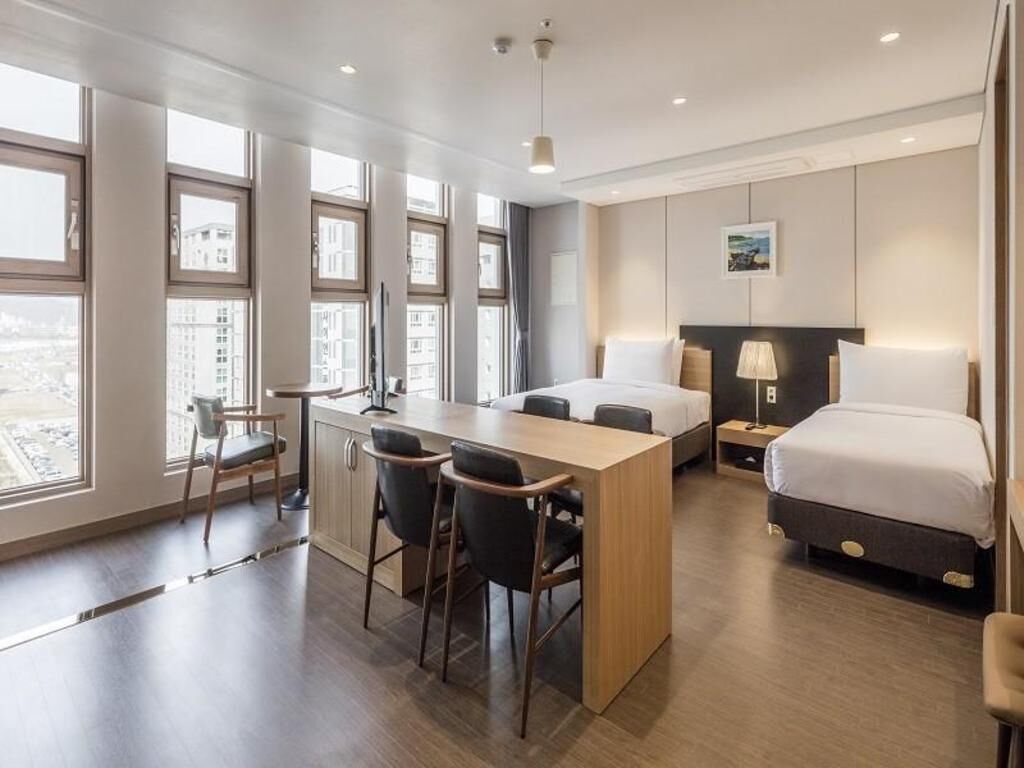 Hochwertige Bettwaren, Zimmersafe, Schreibtisch