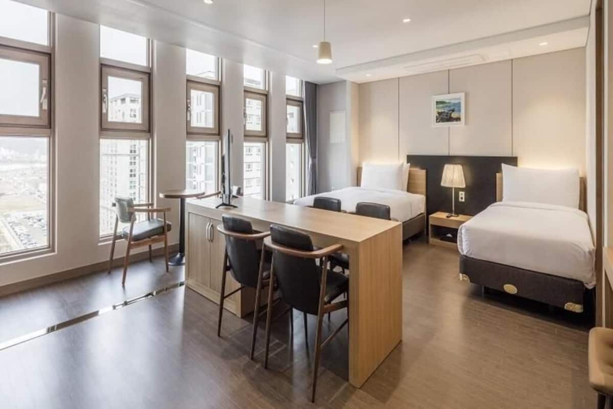 Hochwertige Bettwaren, Zimmersafe, Schreibtisch