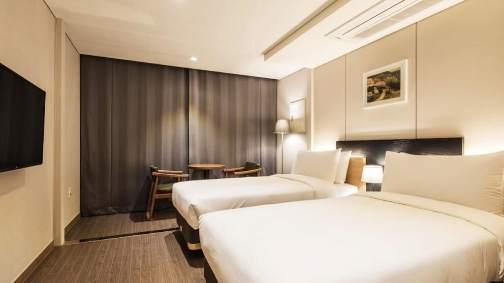 Sengetøy av topp kvalitet, safe på rommet og skrivebord