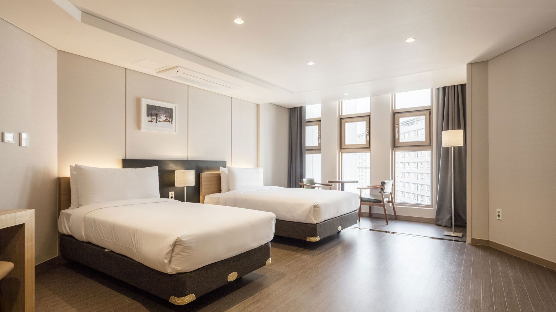 Premium bedding, in-room safe, desk, laptop workspace