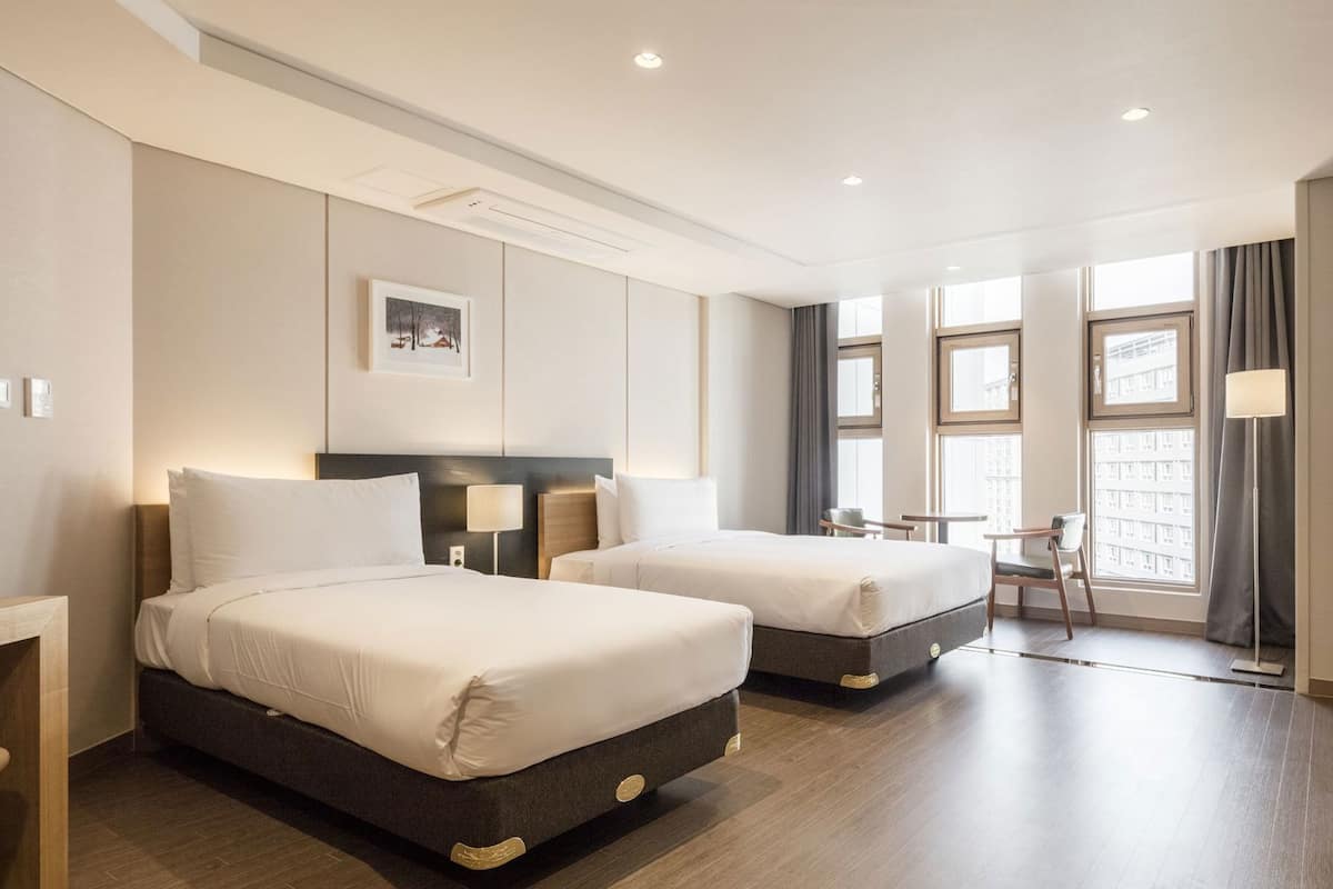 Premium bedding, in-room safe, desk, laptop workspace