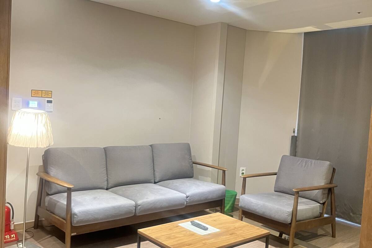 executive suite | 1 bedroom, premium bedding, in-room safe, desk