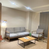 Executive Suite | Premium bedding, in-room safe, desk, laptop workspace