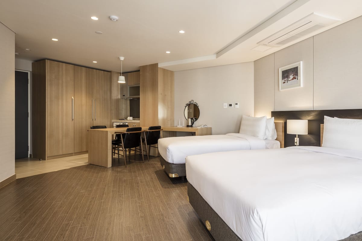 Suite, op de hoek | Luxe beddengoed, een kluis op de kamer, een bureau, een laptopwerkplek