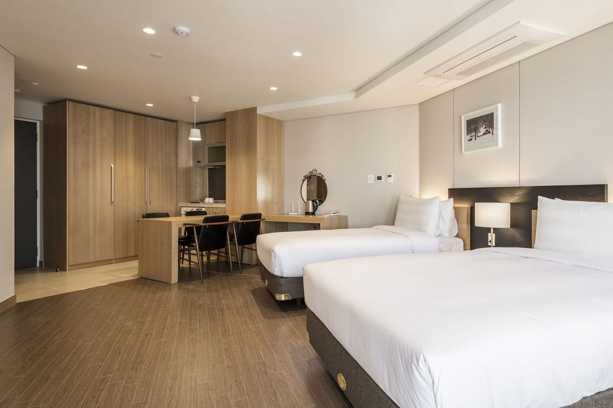 Hochwertige Bettwaren, Zimmersafe, Schreibtisch