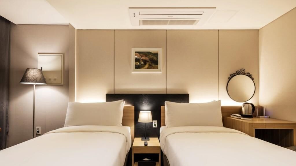 Sengetøy av topp kvalitet, safe på rommet og skrivebord