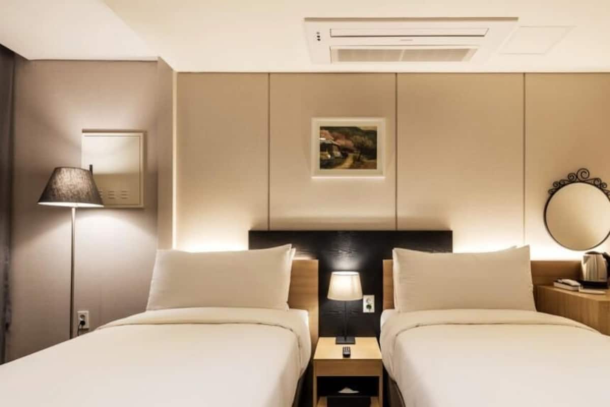 Sengetøy av topp kvalitet, safe på rommet og skrivebord