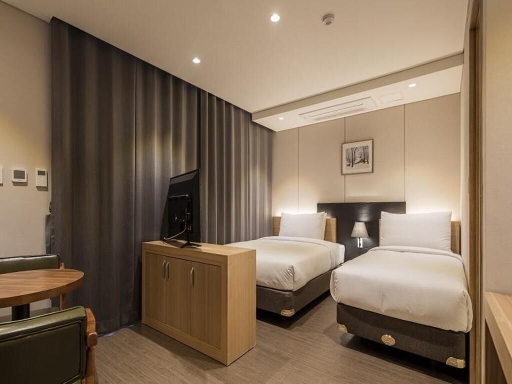 Sengetøy av topp kvalitet, safe på rommet og skrivebord