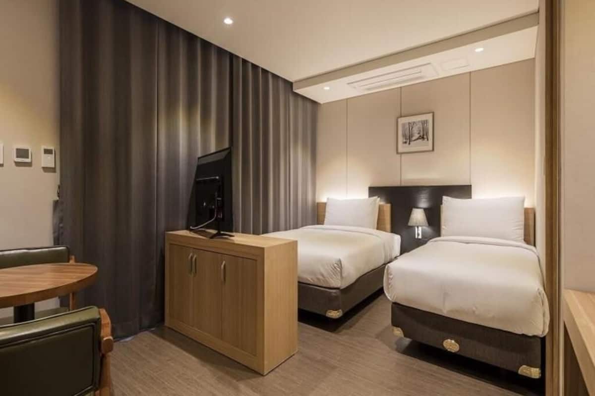 Sengetøy av topp kvalitet, safe på rommet og skrivebord