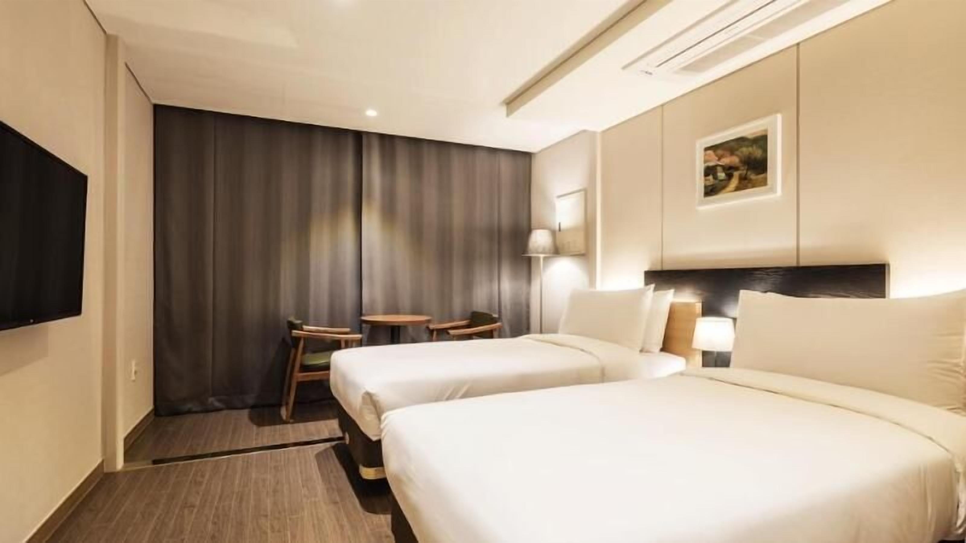 Sengetøy av topp kvalitet, safe på rommet og skrivebord