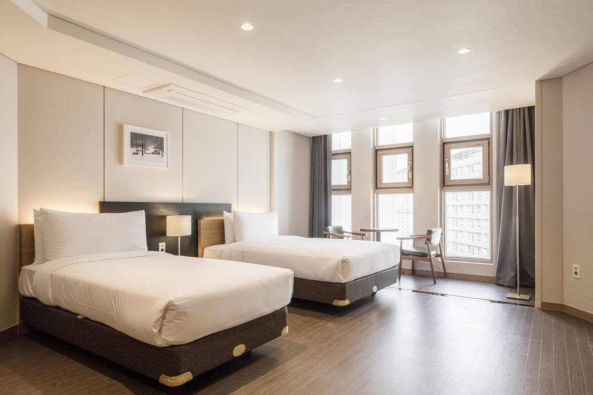 suite, corner | view from room