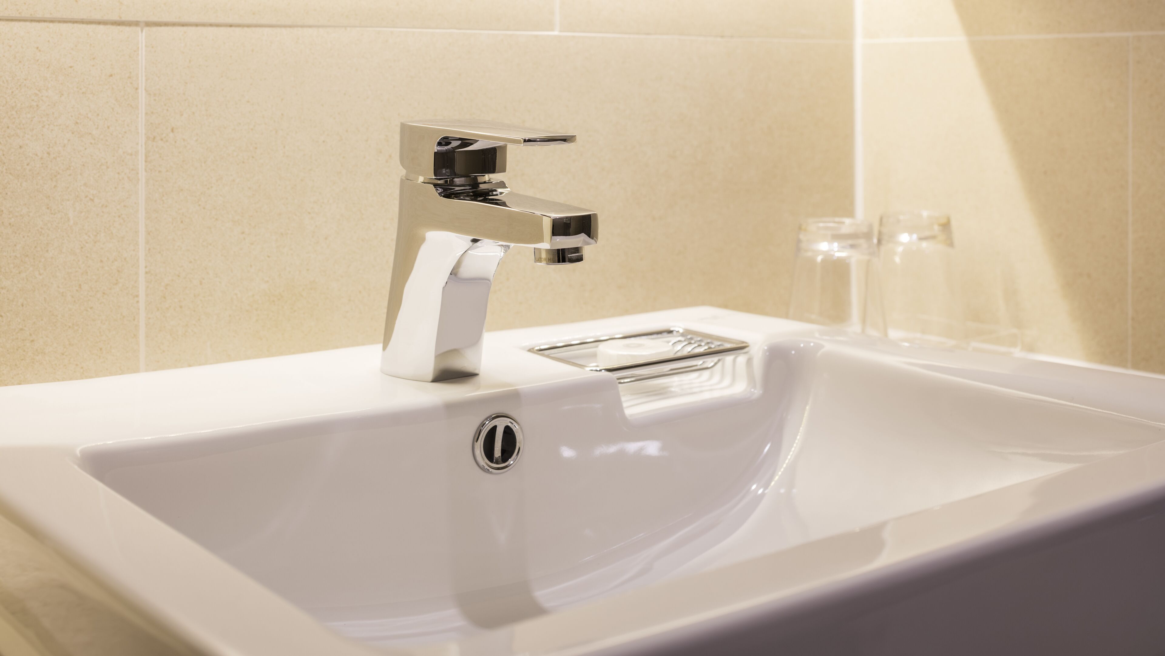 deluxe twin room | bathroom | shower, hair dryer, slippers, bidet